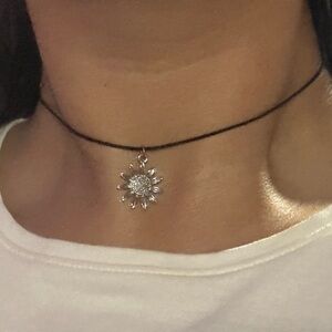 Vintage Sunflower 🌻 Floral Pendant Choker Necklace